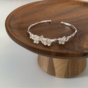 4/$15 Silver Flower Gold Center Bangle Bracelet